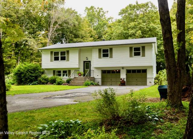 Property at 424 Tongore Way Way, Kingston, NY 12401, 3 beds, 2 baths