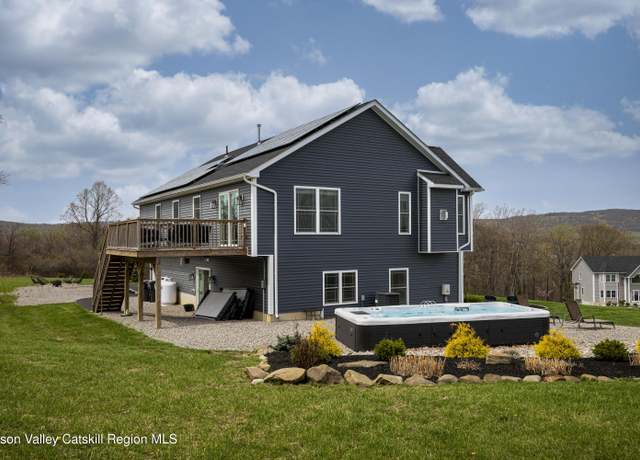 Property at 25 Meadow View Dr, Marlboro, NY 12542, 4 beds, 3 baths