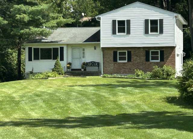 Property at 48 Kensington Dr, Hopewell Junction, NY 12533, 3 beds, 2.5 baths