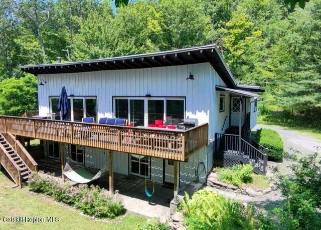 Property at 27 Croswell Manor Dr Dr, Shokan, NY 12481, 3 beds, 3 baths
