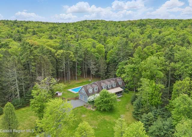 Property at 123 Country Lane Ln, Hurley, NY 12443, 4 beds, 3 baths