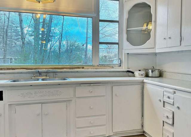 Property at 4 Trails End Rd, Kerhonkson, NY 12446, 3 beds, 1 bath