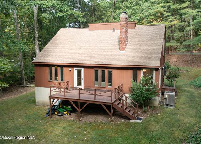 Property at 56 Knollwood Dr, Kinderhook, NY 12130, 3 beds, 2 baths