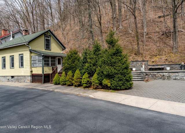 Property at 14 Davis St, Kingston, NY 12401, 1 bed, 1.5 baths