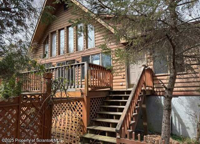 Property at 166 Tanglewod Dr, Greentown, PA 18426, 2 beds, 1.5 baths