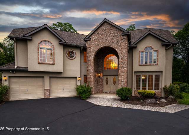 Property at 133 Glenmaura Dr, Moosic, PA 18507, 3 beds, 2.5 baths