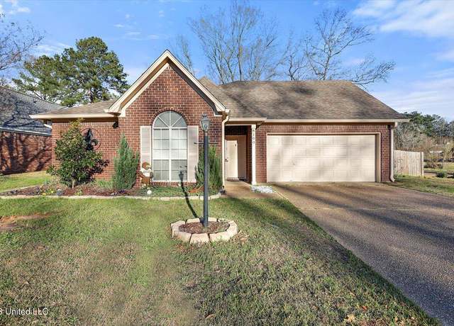 Property at 100 Huntington Hill Dr, Clinton, MS 39056, 3 beds, 2 baths