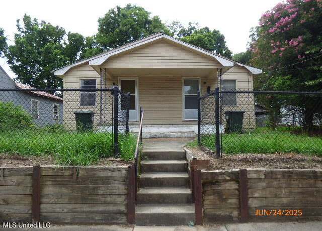Property at 16 Minor St, Natchez, MS 39120, 2 beds, 2 baths