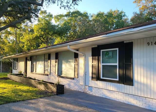 Property at 914 Beatrice Dr, Long Beach, MS 39560, 4 beds, 2 baths