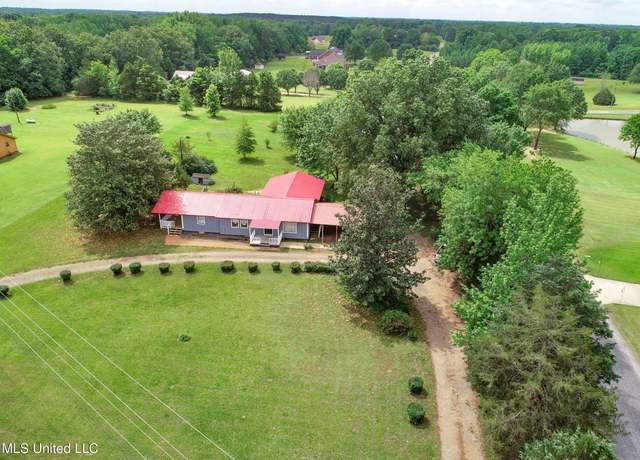 Property at 1460 Mount Olivet Rd, Batesville, MS 38606, 4 beds, 3 baths