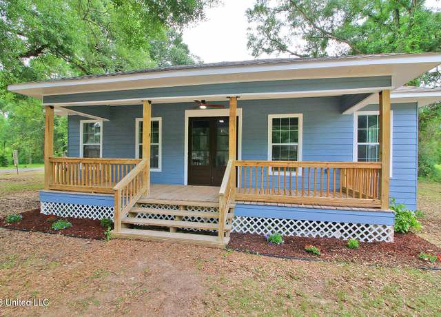 Property at 305 First Ave, New Augusta, MS 39462, 3 beds, 2 baths