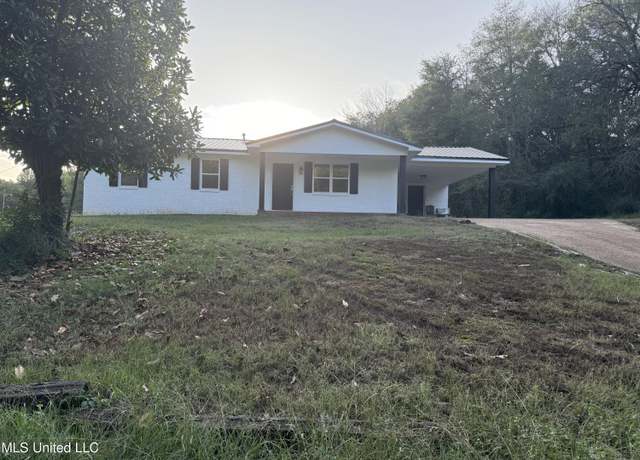 Property at 336 W Boundary St, Holly Springs, MS 38635, 4 beds, 2.5 baths