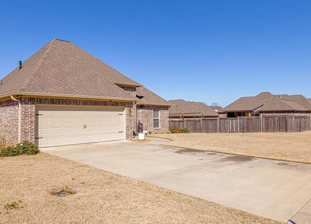Property at 207 Sweetbriar Cir, Canton, MS 39046, 4 beds, 3 baths
