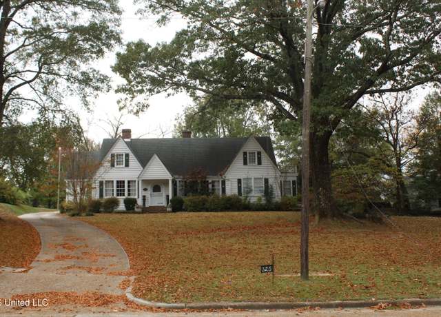 Property at 325 W Chulahoma Ave, Holly Springs, MS 38635, 4 beds, 2 baths