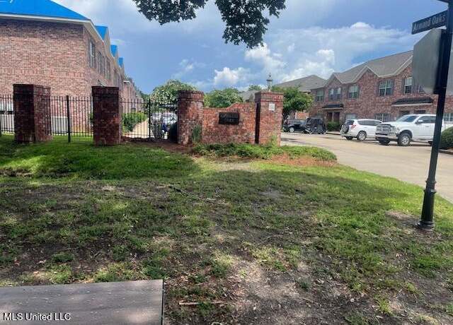 Property at 210 Armand Oaks, Ocean Springs, MS 39564, 2 beds, 2.5 baths