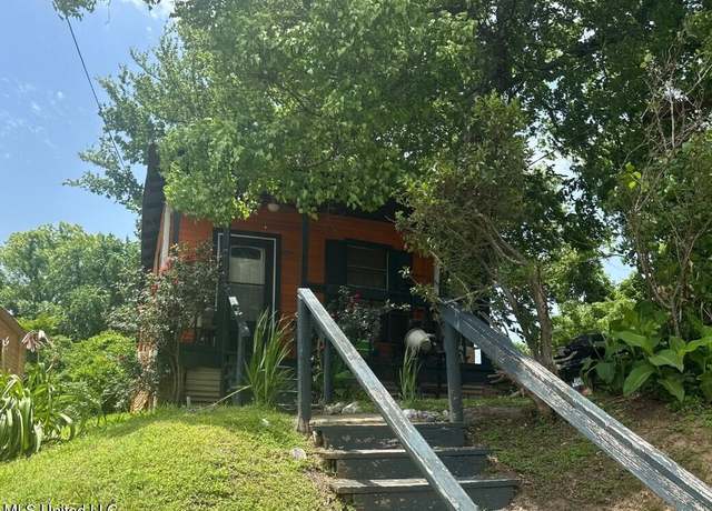 Property at 1002 Howard St, Vicksburg, MS 39183, 3 beds, 1 bath