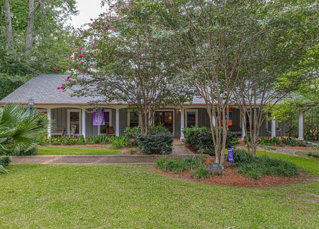 Property at 4166 Dogwood Dr, Jackson, MS 39211, 4 beds, 4 baths