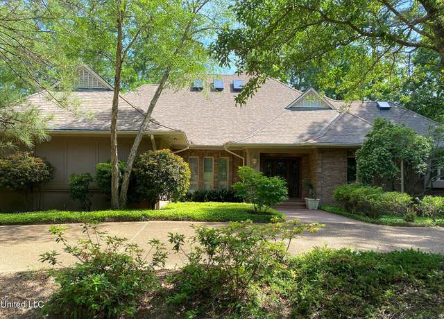 Property at 1921 N Petit Bois St, Jackson, MS 39211, 4 beds, 3.5 baths