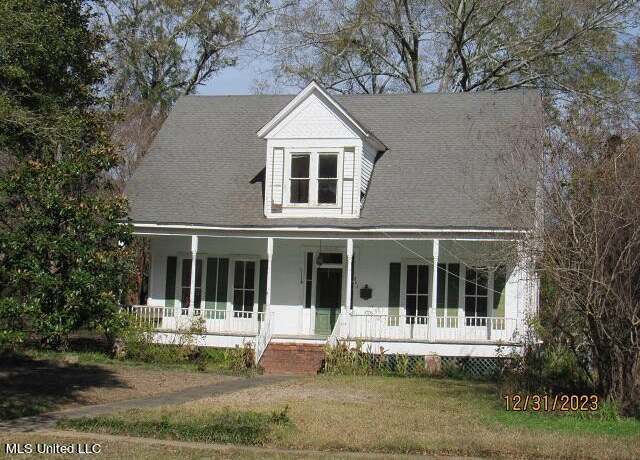 Property at 402 W Georgetown St, Crystal Springs, MS 39059, 4 beds, 2.5 baths