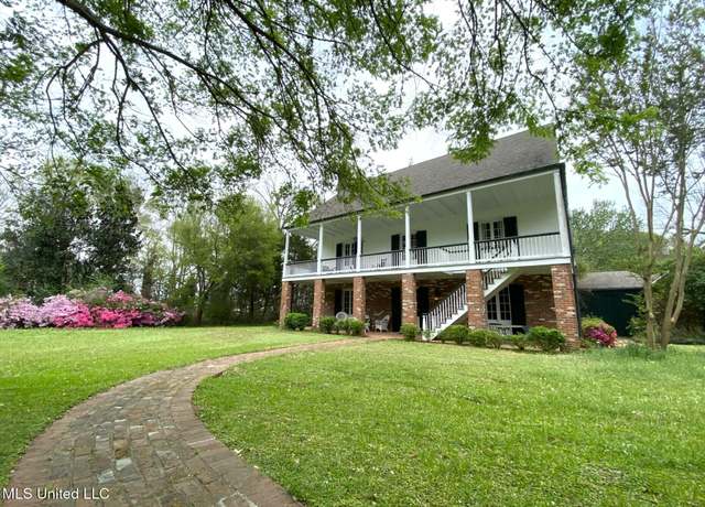 Property at 200 Devereaux Dr, Natchez, MS 39120, 4 beds, 4.5 baths