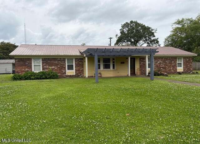 Property at 3 Pemberton Cir, Greenwood, MS 38930, 3 beds, 2 baths