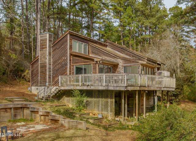Property at 218 Buccaneer Dr, Hattiesburg, MS 39402, 3 beds, 2.5 baths