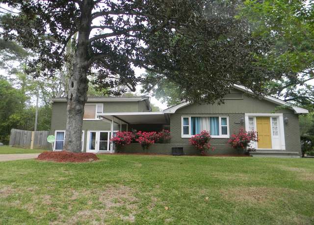 Property at 1717 Robinson St, Natchez, MS 39120, 4 beds, 2 baths
