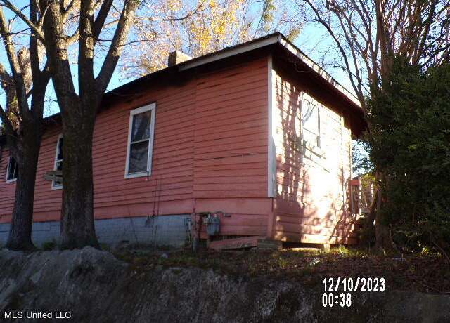 Property at 2705 Drummond St, Vicksburg, MS 39180, 3 beds, 1 bath