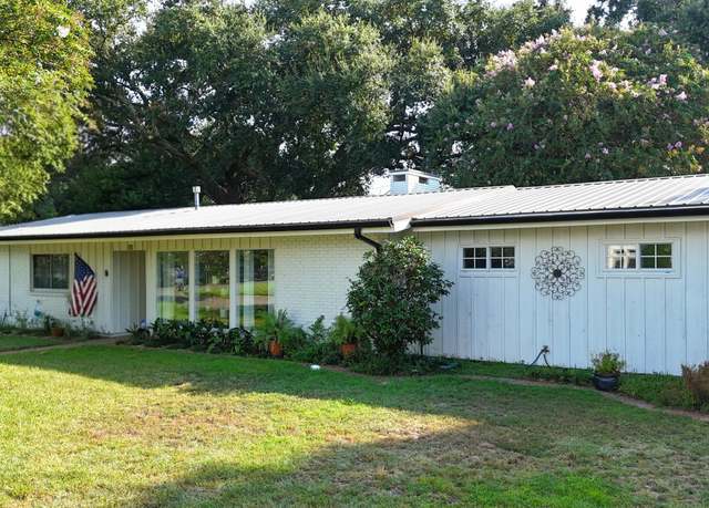 Property at 15 Oakwood Dr, Gulfport, MS 39507, 3 beds, 2 baths