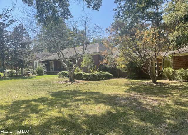 Property at 513 Coleman St, Como, MS 38619, 6 beds, 4.5 baths