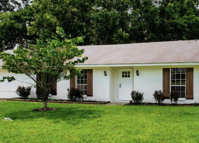 Property at 18 Crossgates Dr, Brandon, MS 39042, 4 beds, 2.5 baths