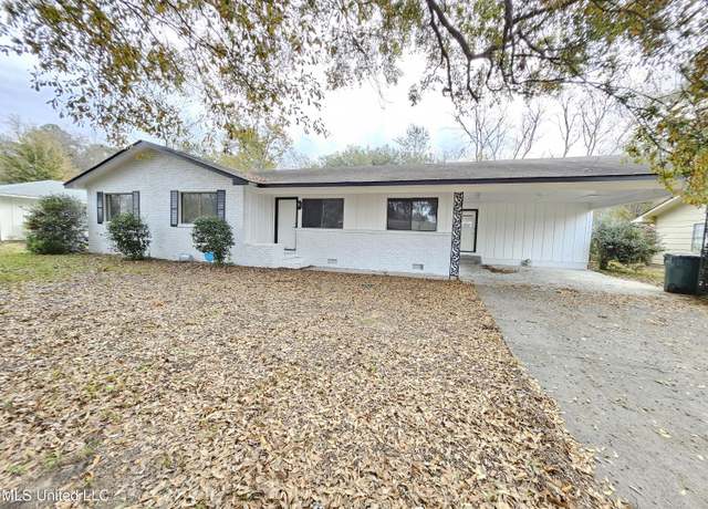 Property at 2112 Country Club Dr, Yazoo City, MS 39194, 2 beds, 2 baths