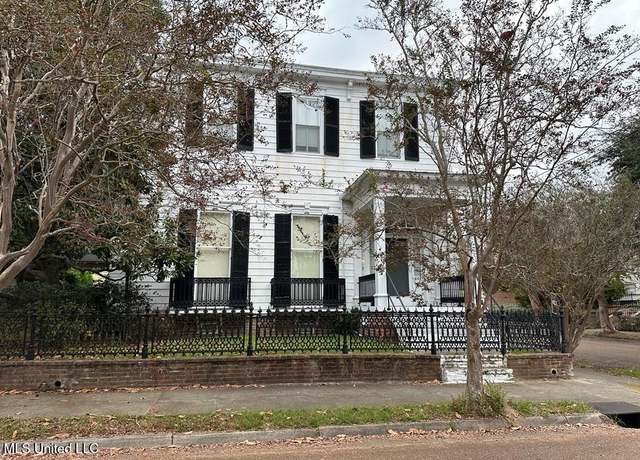 Property at 621 Washington St, Natchez, MS 39120, 4 beds, 2.5 baths