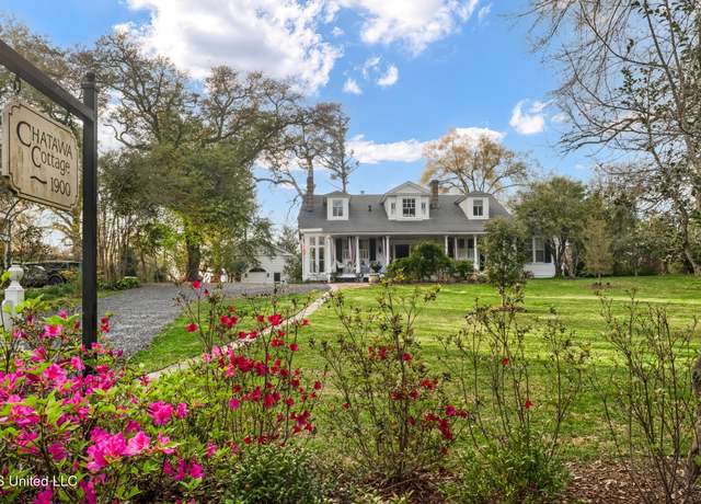 Property at 710 N Union St, Natchez, MS 39120, 5 beds, 3 baths