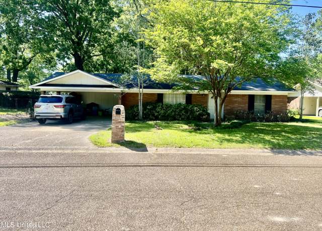 Property at 136 Pecanwood Dr, Natchez, MS 39120, 4 beds, 2 baths