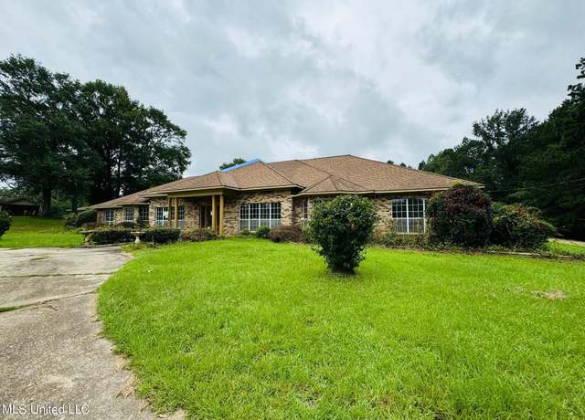 Property at 820 E Washington St, Brookhaven, MS 39601, 5 beds, 3.5 baths