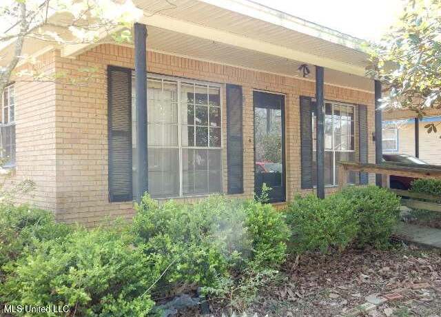 Property at 608 E 11th St, Laurel, MS 39440, 2 beds, 1.5 baths