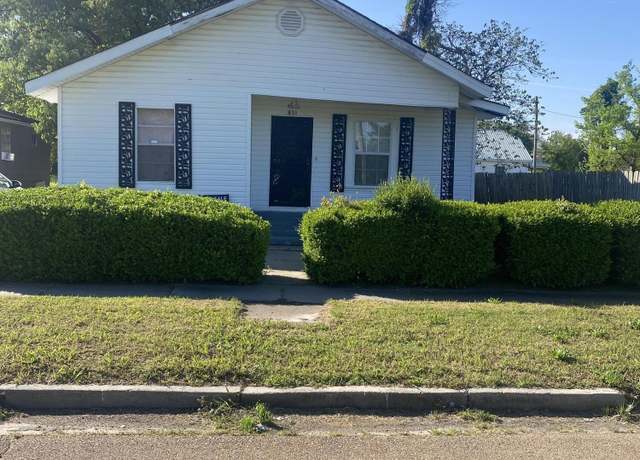 Property at 810 S Edwards Ave, Clarksdale, MS 38614, 4 beds, 1.5 baths