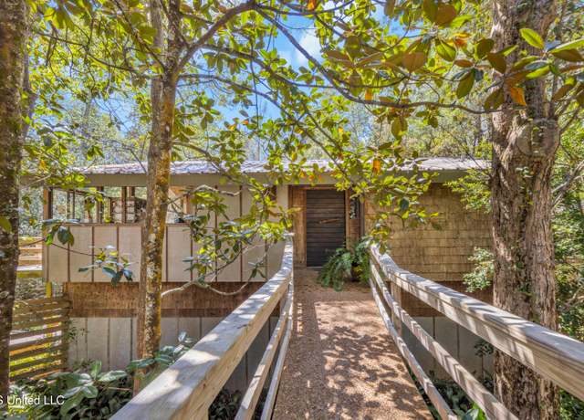 Property at 1101 Le Voyageur Dr, Ocean Springs, MS 39564, 3 beds, 2 baths