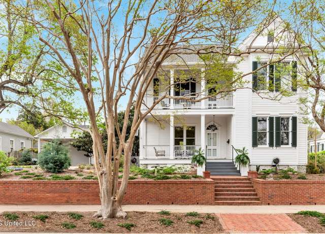 Property at 313 S Pearl St, Natchez, MS 39120, 4 beds, 4.5 baths