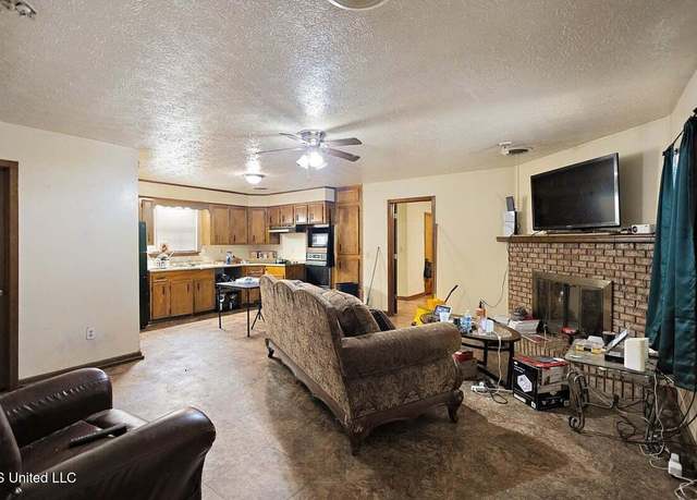 Property at 677 Woody Dr, Jackson, MS 39212, 3 beds, 2 baths