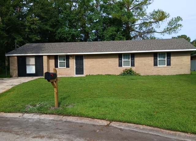 Property at 5736 Eastwood Dr, Moss Point, MS 39563, 4 beds, 2 baths
