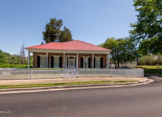 Property at 423 S Canal St, Natchez, MS 39120, 2 beds, 1.5 baths