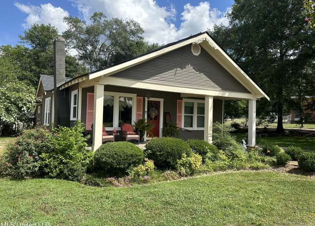 Property at 209 S Jackson St, Crystal Springs, MS 39059, 3 beds, 2 baths