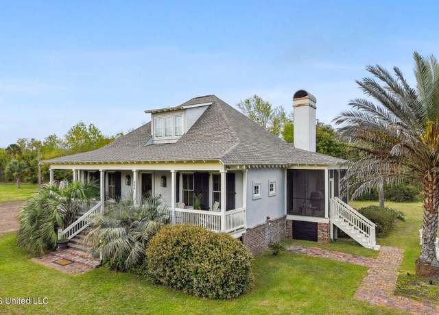 Property at 400 Merritt St, Waveland, MS 39576, 3 beds, 3 baths