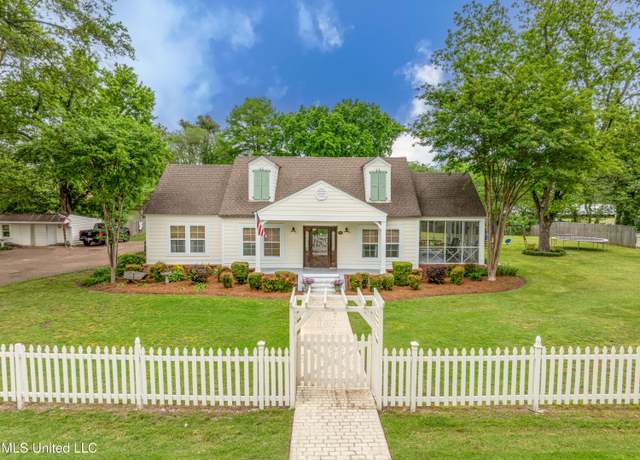 Property at 9110 Second St, Walls, MS 38680, 4 beds, 3 baths