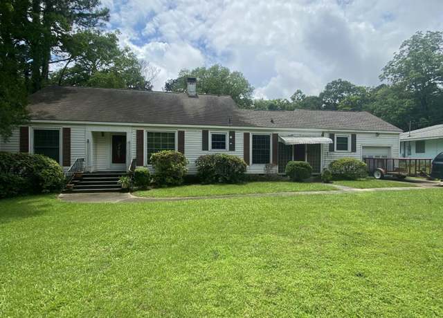 Property at 210 Colonial Cir, Jackson, MS 39211, 3 beds, 2 baths
