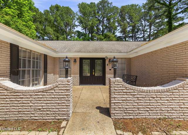 Property at 125 Lakeview Dr, Canton, MS 39046, 4 beds, 3 baths