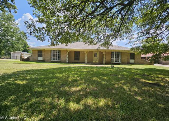 Property at 329 Swan Lake Dr, Jackson, MS 39212, 3 beds, 2 baths