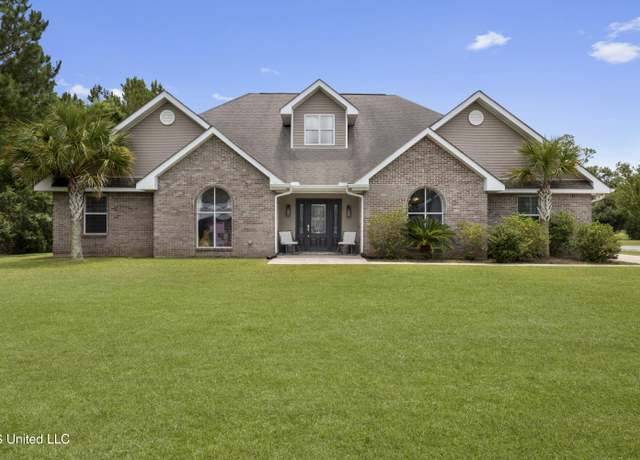 Property at 1005 Maple St, Waveland, MS 39576, 4 beds, 2.5 baths